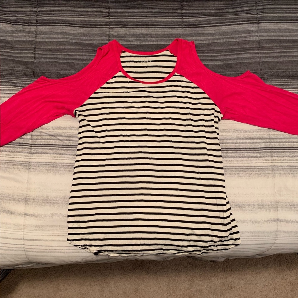 Cold-Shoulder Maurice’s 24/7 long sleeve! Size Large.
